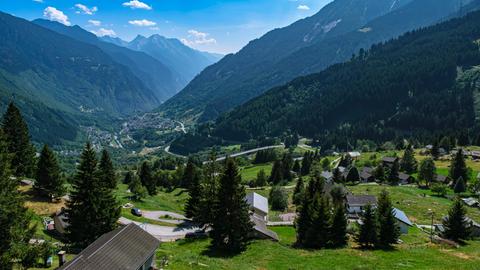 Blick über das Misox oder Valle Mesolcina, oberhalb von Mesocco, Kanton Graubünden, Schweiz, mit Bergen, Straßen und Häusern