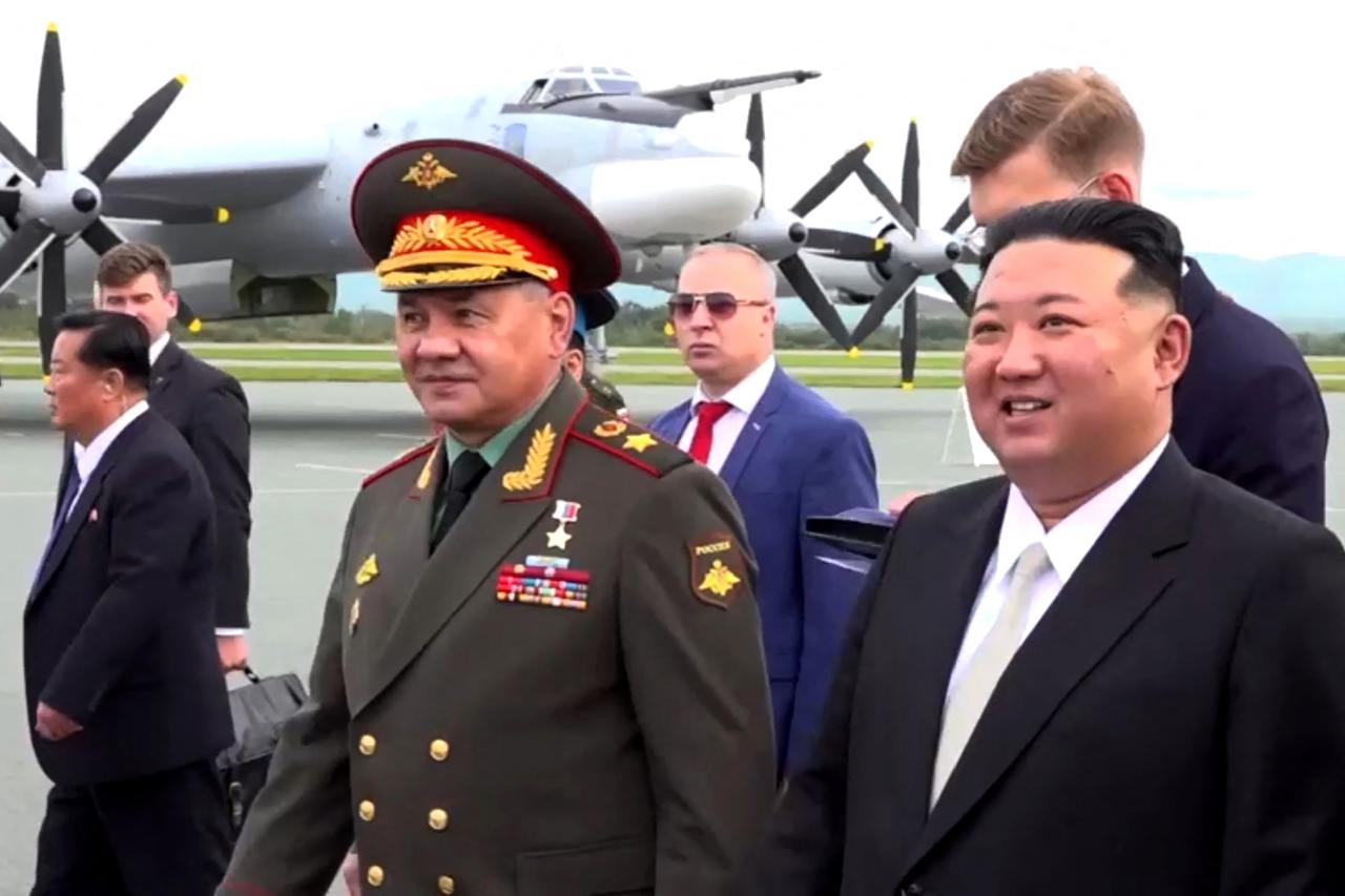 Der russische Verteidigungsminister Schoigu (links) und Nordkoreas Machthaber Kim Yong Un besichtigen den Flughafen Knewitschi bei Wladiwostok.