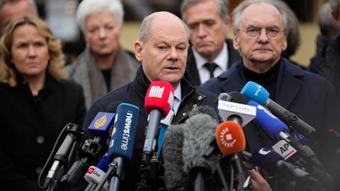 Bundeskanzler Olaf Scholz (SPD) steht in Magdeburg vor zahlreichen Mikrofonen und gibt ein Statement ab.