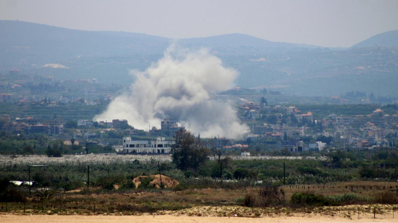 Auf dem Bild zu sehen ist Rauch, der von der Stelle eines israelischen Luftangriffs auf das Dorf Deir Qanoun aufsteigt. 