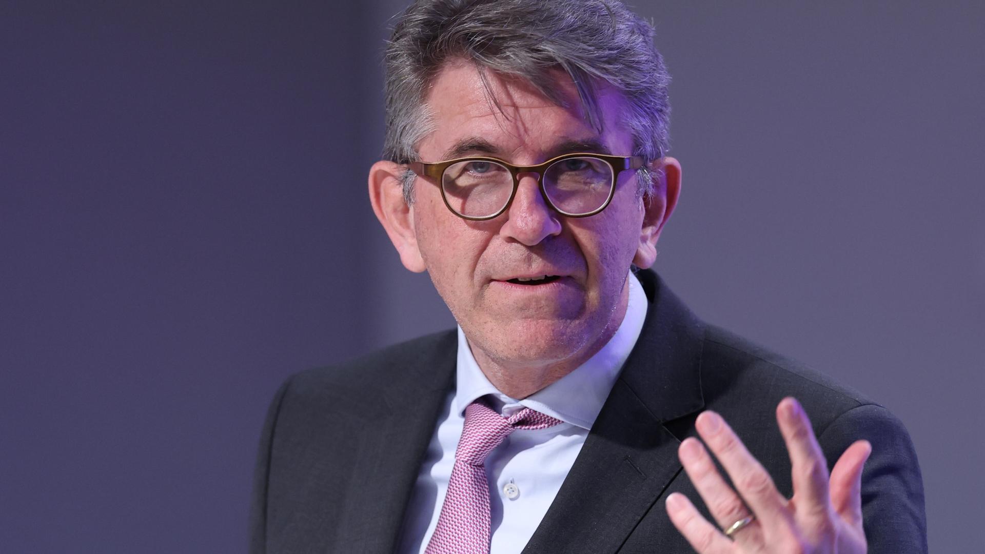 Kulturstaatsminister Wolfram Weimer gestikuliert vor einem grauen Hintergrund Kulturstaatsminister Wolfram Weimer gestikuliert vor einem grauen Hintergrund