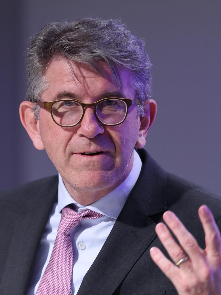 Kulturstaatsminister Wolfram Weimer gestikuliert vor einem grauen Hintergrund