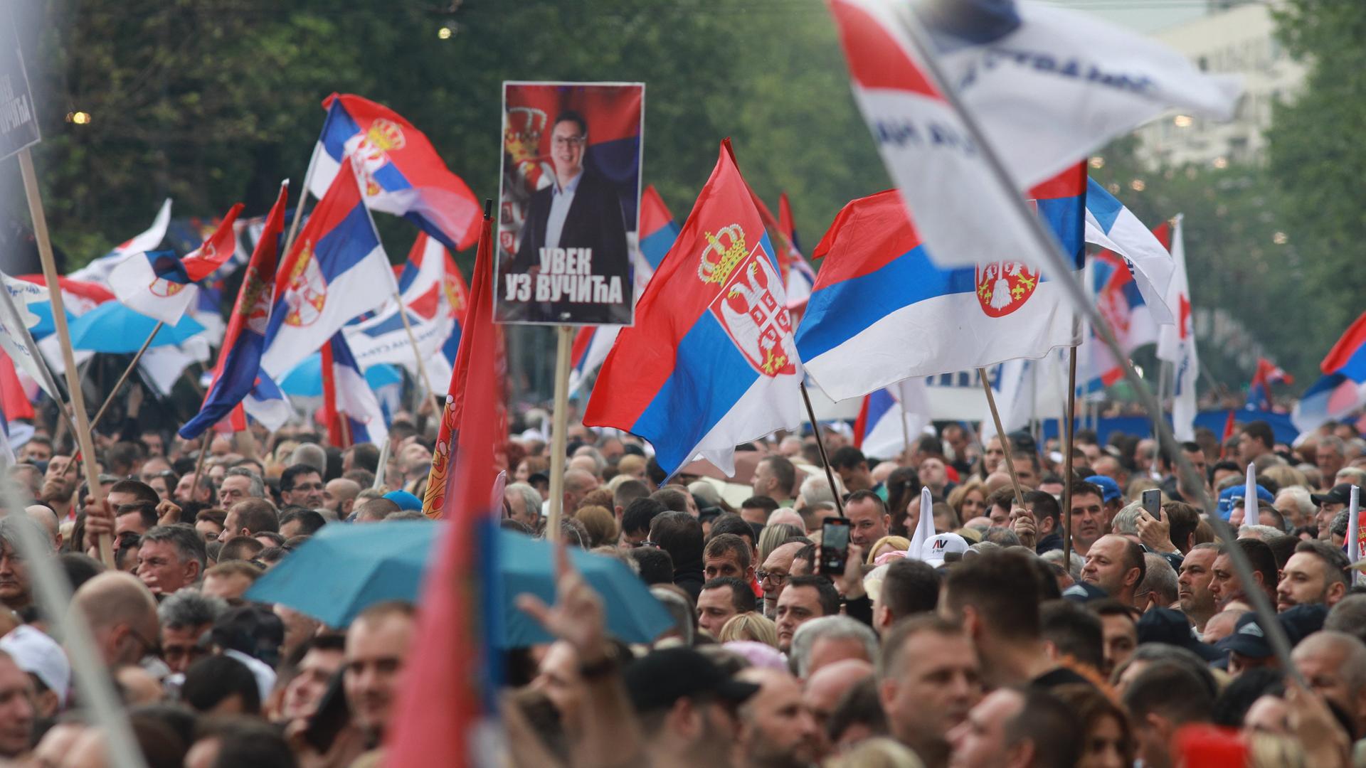 Menschen marschieren während einer Demonstration zur Unterstützung des serbischen Präsidenten Aleksandar Vucic.