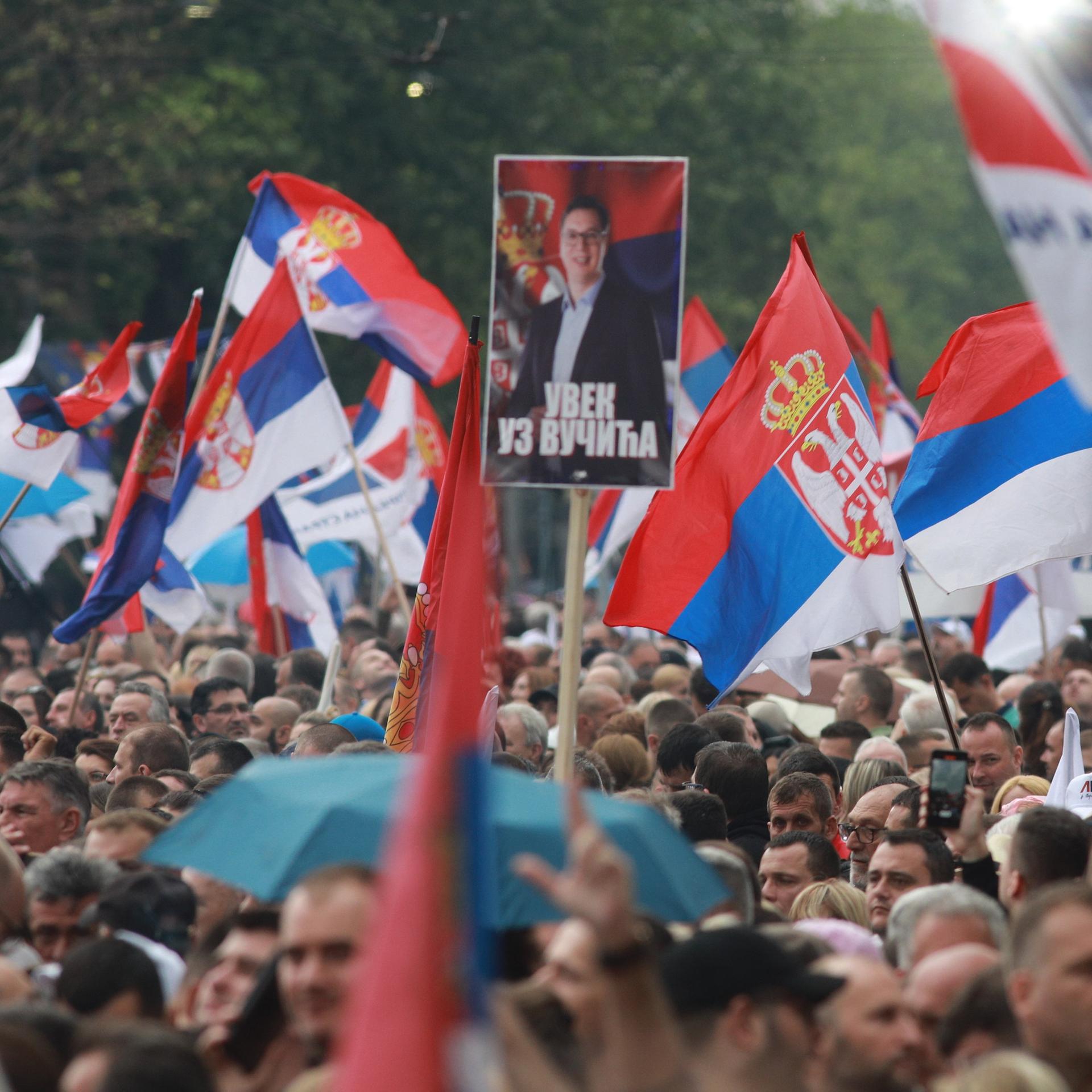 Proteste in Serbien - Warum die kleinen Leute an Präsident Vučić glauben