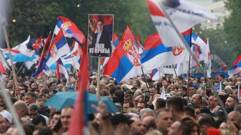 Menschen marschieren während einer Demonstration zur Unterstützung des serbischen Präsidenten Aleksandar Vucic. Menschen marschieren während einer Demonstration zur Unterstützung des serbischen Präsidenten Aleksandar Vucic.