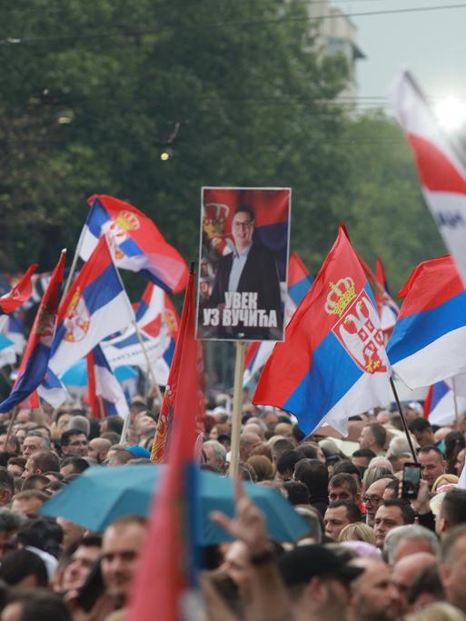 Menschen marschieren während einer Demonstration zur Unterstützung des serbischen Präsidenten Aleksandar Vucic.