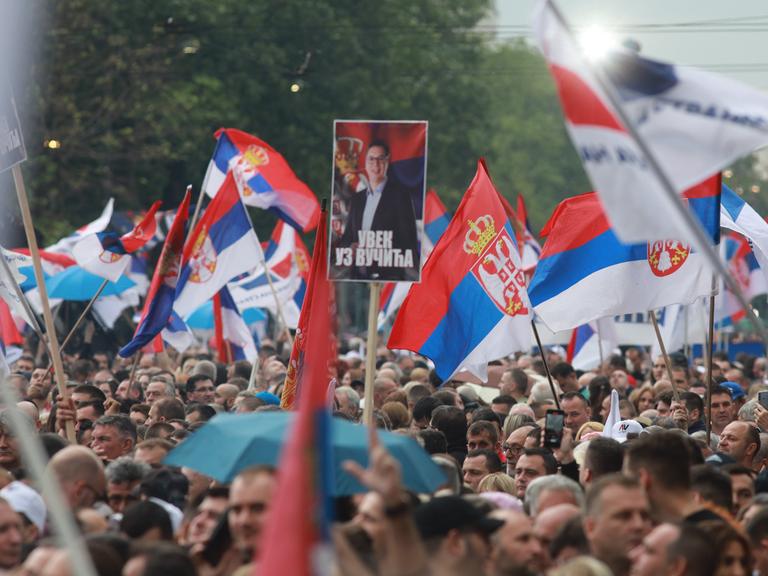 Menschen marschieren während einer Demonstration zur Unterstützung des serbischen Präsidenten Aleksandar Vucic.