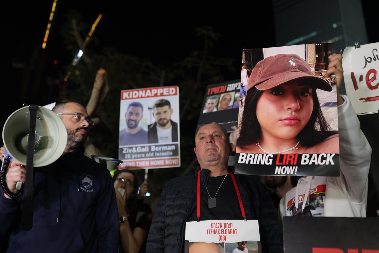 Israelische Demonstration mit Slogans und Plakaten in Tel Aviv