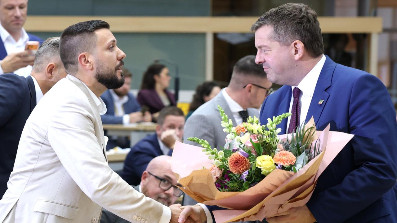 Sachsen-Anhalt, Magdeburg: Sven Schulze (r, CDU) gratuliert Tobias Rausch (AfD) zu der Wahl zum Landtagspräsidenten, während der konstituierenden Sitzung des Landtags von Sachsen-Anhalt. 