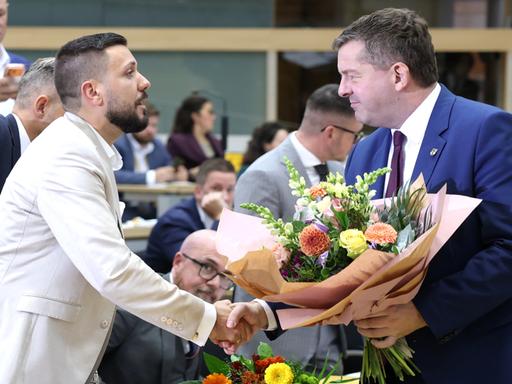 Sachsen-Anhalt, Magdeburg: Sven Schulze (r, CDU) gratuliert Tobias Rausch (AfD) zu der Wahl zum Landtagspräsidenten, während der konstituierenden Sitzung des Landtags von Sachsen-Anhalt. Sachsen-Anhalt, Magdeburg: Sven Schulze (r, CDU) gratuliert Tobias Rausch (AfD) zu der Wahl zum Landtagspräsidenten, während der konstituierenden Sitzung des Landtags von Sachsen-Anhalt.