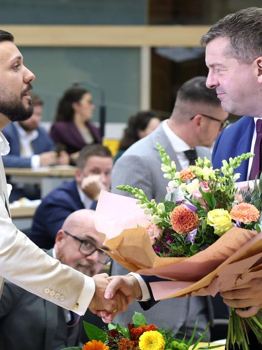 Sachsen-Anhalt, Magdeburg: Sven Schulze (r, CDU) gratuliert Tobias Rausch (AfD) zu der Wahl zum Landtagspräsidenten, während der konstituierenden Sitzung des Landtags von Sachsen-Anhalt. Sachsen-Anhalt, Magdeburg: Sven Schulze (r, CDU) gratuliert Tobias Rausch (AfD) zu der Wahl zum Landtagspräsidenten, während der konstituierenden Sitzung des Landtags von Sachsen-Anhalt.