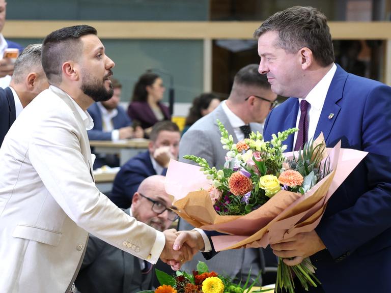 Sachsen-Anhalt, Magdeburg: Sven Schulze (r, CDU) gratuliert Tobias Rausch (AfD) zu der Wahl zum Landtagspräsidenten, während der konstituierenden Sitzung des Landtags von Sachsen-Anhalt. 