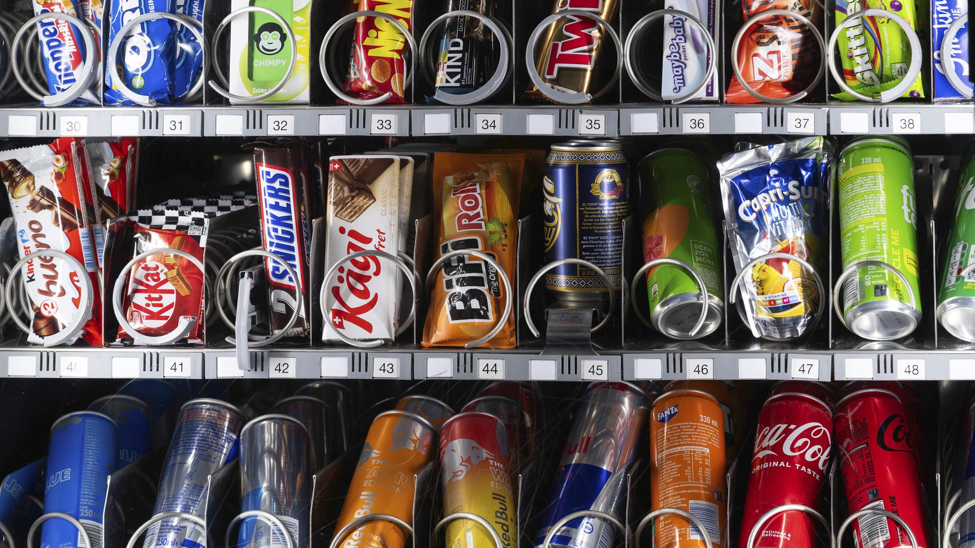 Snackautomat mit Twix, Snickers, M&M, Zweifel Chips, Red Bull, Coca Cola, Zweisimmen, Schweiz