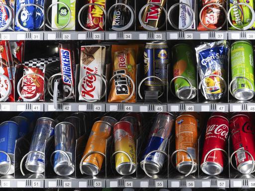 Snackautomat mit Twix, Snickers, M&M, Zweifel Chips, Red Bull, Coca Cola, Zweisimmen, Schweiz Snackautomat mit Twix, Snickers, M&M, Zweifel Chips, Red Bull, Coca Cola, Zweisimmen, Schweiz