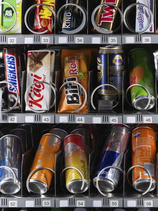 Snackautomat mit Twix, Snickers, M&M, Zweifel Chips, Red Bull, Coca Cola, Zweisimmen, Schweiz