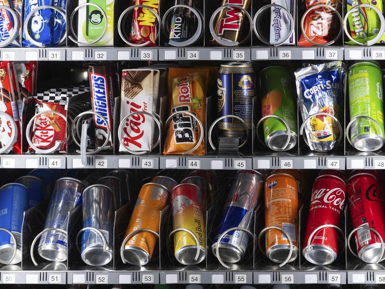 Snackautomat mit Twix, Snickers, M&M, Zweifel Chips, Red Bull, Coca Cola, Zweisimmen, Schweiz