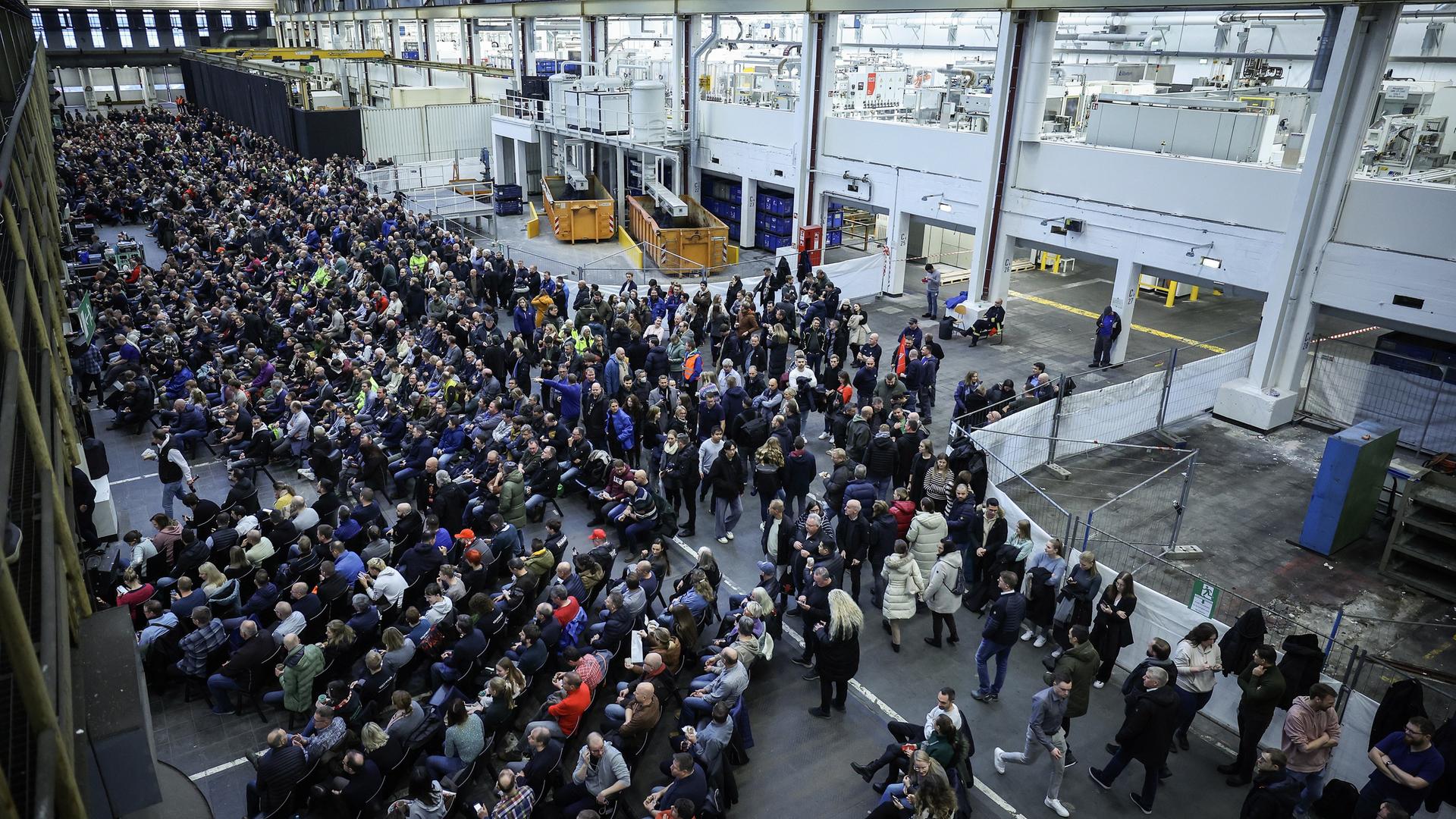 Wolfsburg: Mitarbeiter des deutschen Automobilherstellers Volkswagen (VW) versammeln sich zu einer Betriebsversammlung im Stammwerk des Unternehmens.