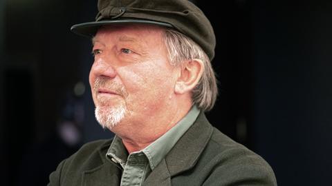 Porträt des deutschen Autoren, Kolumnisten und Satirikers Dietmar Wischmeyer, verkleidet als "Günther der Treckerfahrer".