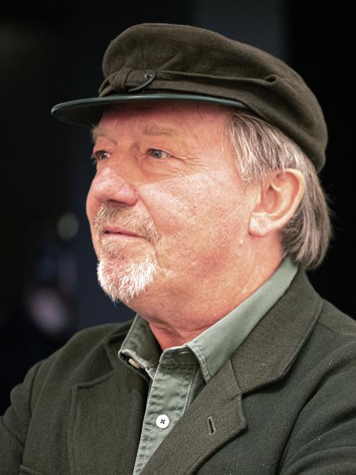 Porträt des deutschen Autoren, Kolumnisten und Satirikers Dietmar Wischmeyer, verkleidet als "Günther der Treckerfahrer".