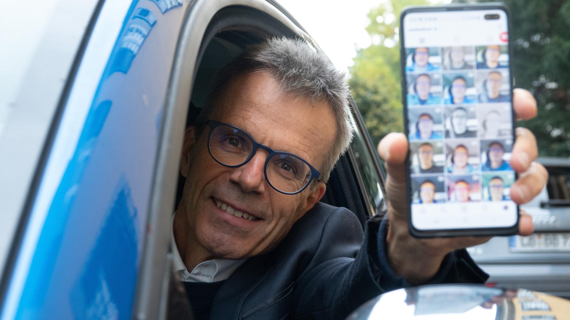 Uwe Baltner sitzt in seinem Auto und zeigt auf seinem Handy sein Instagram-Profil. Uwe Baltner sitzt in seinem Auto und zeigt auf seinem Handy sein Instagram-Profil.