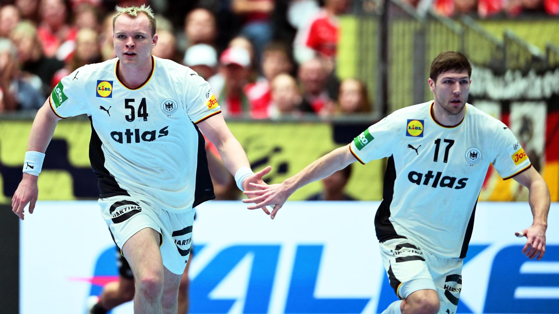 Justus Fischer (l, Deutschland) und Lukas Zerbe (Deutschland) klatschen sich ab. Justus Fischer (l, Deutschland) und Lukas Zerbe (Deutschland) klatschen sich ab.