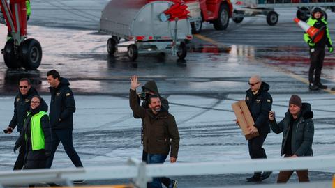 Nuuk: Donald Trump Jr. (M) winkt bei seiner Ankunft in Nuuk.