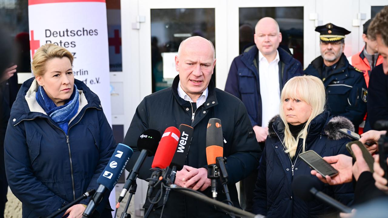 Wegner spricht bei einer Pressekonferenz in zahlreiche Mikrofone. Neben ihm stehen andere Behördenvertreter sowie anderem Franziska Giffey, die Berliner Senatorin für Wirtschaft, Energie und Betriebe.