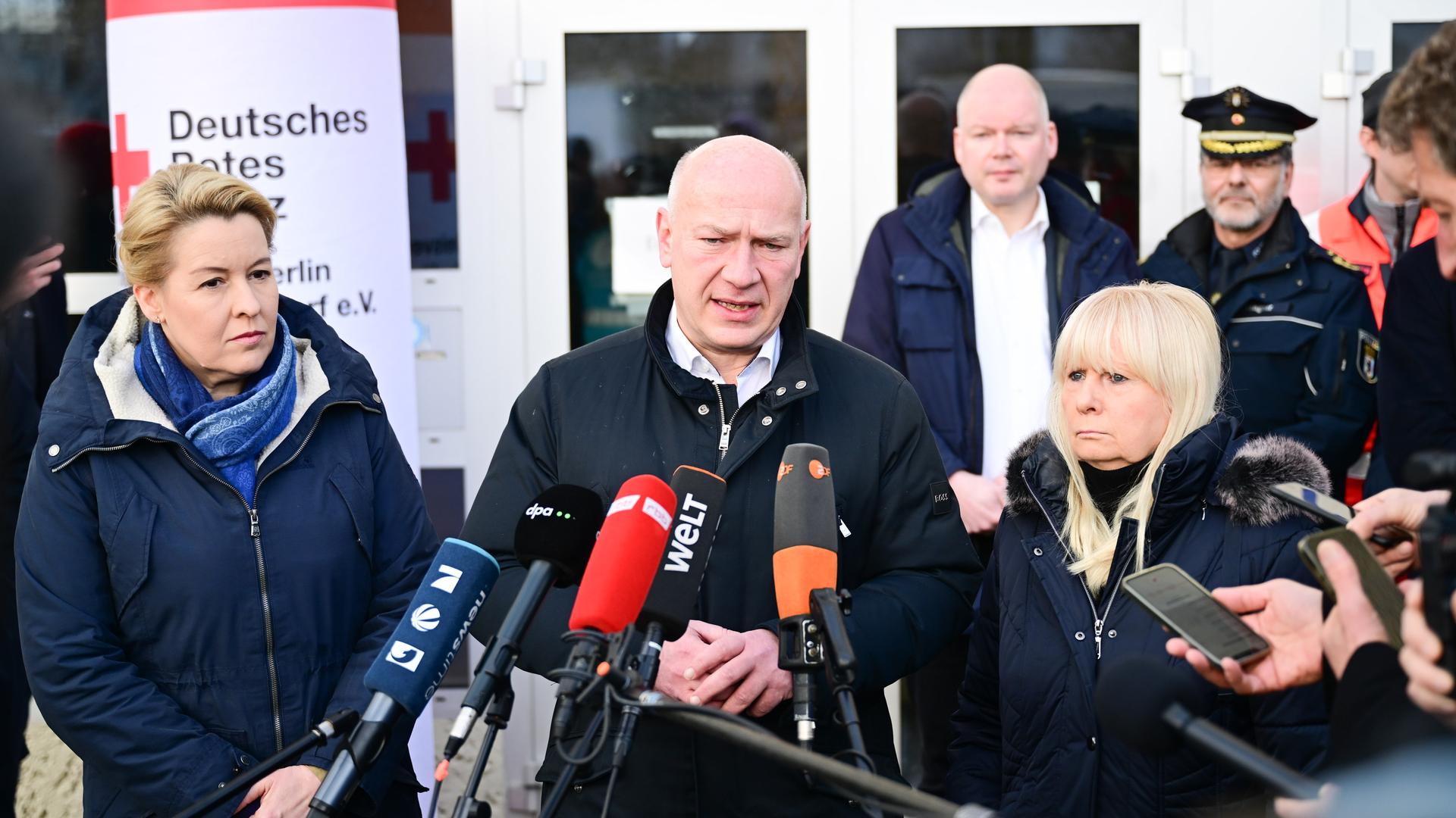 Wegner spricht bei einer Pressekonferenz in zahlreiche Mikrofone. Neben ihm stehen andere Behördenvertreter sowie anderem Franziska Giffey, die Berliner Senatorin für Wirtschaft, Energie und Betriebe.