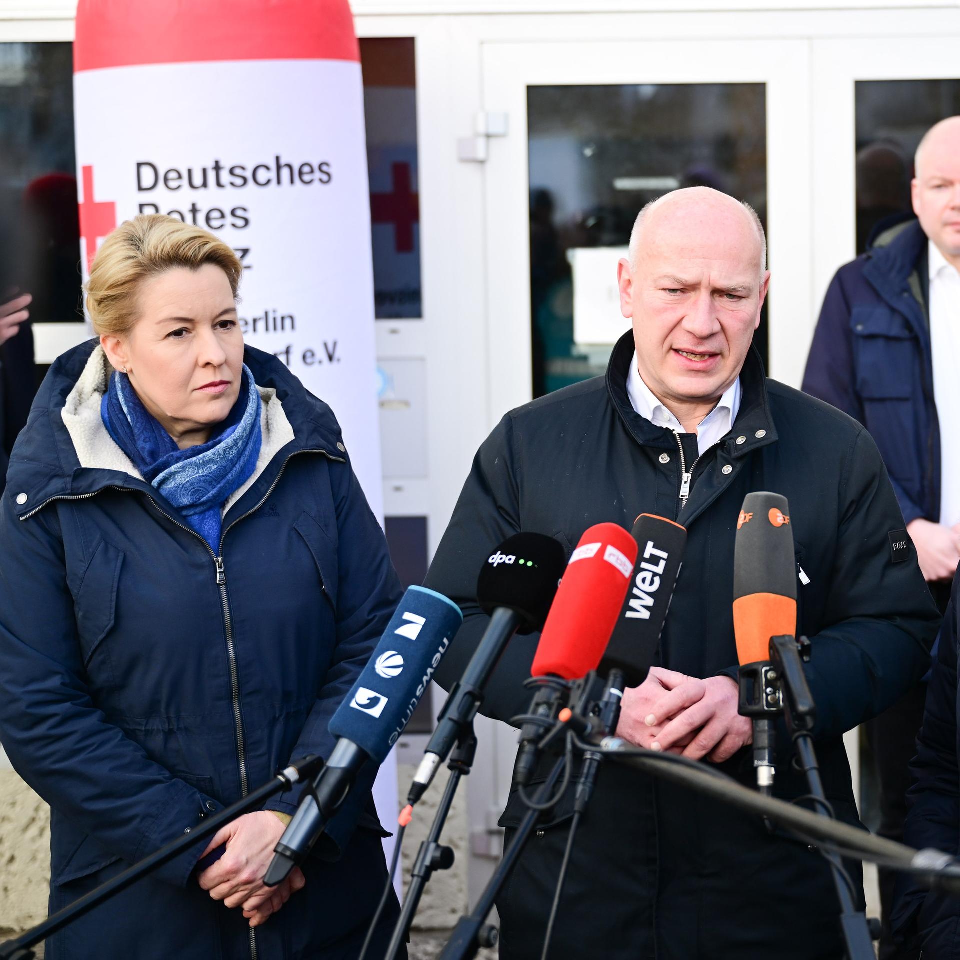 Wegner spricht bei einer Pressekonferenz in zahlreiche Mikrofone. Neben ihm stehen andere Behördenvertreter sowie anderem Franziska Giffey, die Berliner Senatorin für Wirtschaft, Energie und Betriebe.
