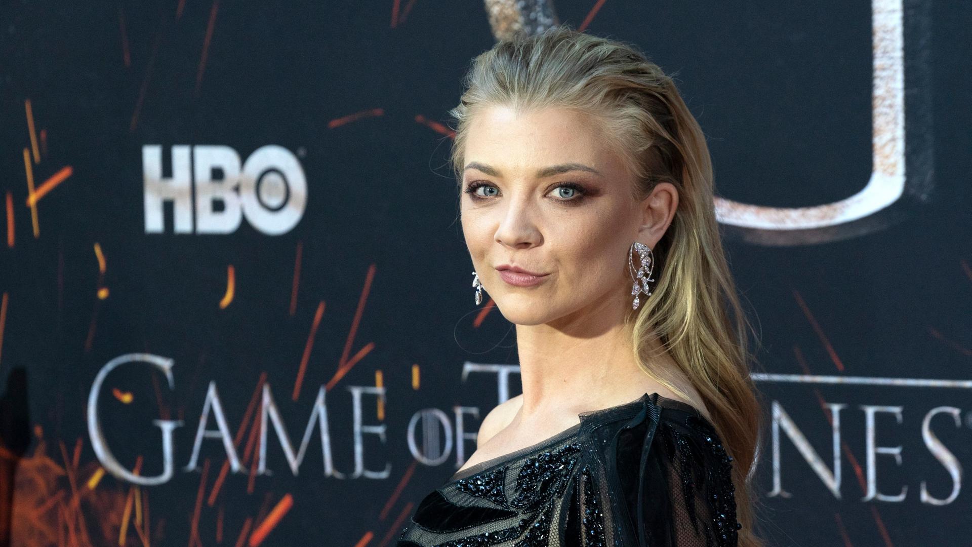 Natalie Dormer posiert vor einem Plakat von Games of Thrones. Natalie Dormer posiert vor einem Plakat von Games of Thrones.