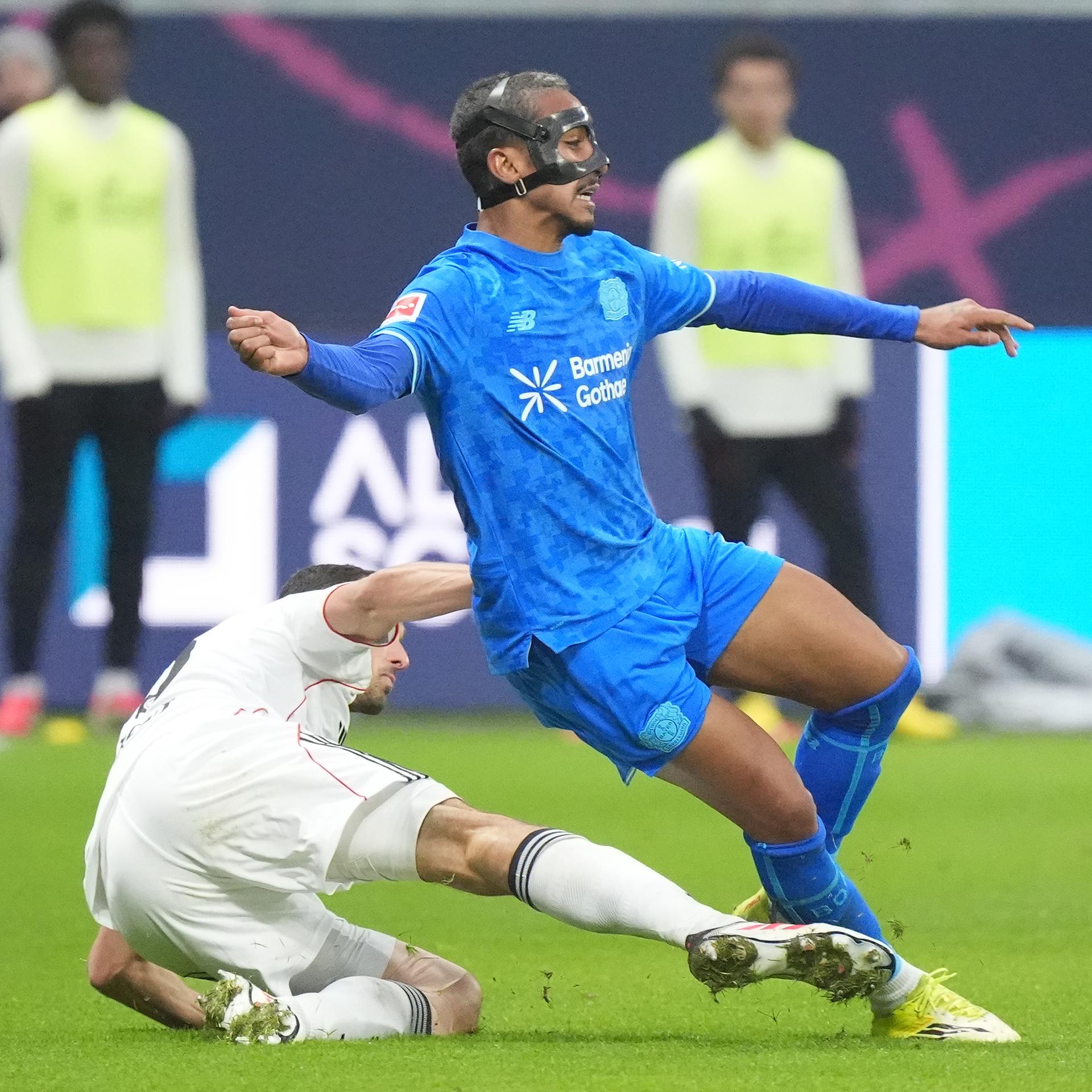 Ellyes Skhiri von  Eintracht Frankfurt foult Arthur von Bayer 04 Leverkusen.