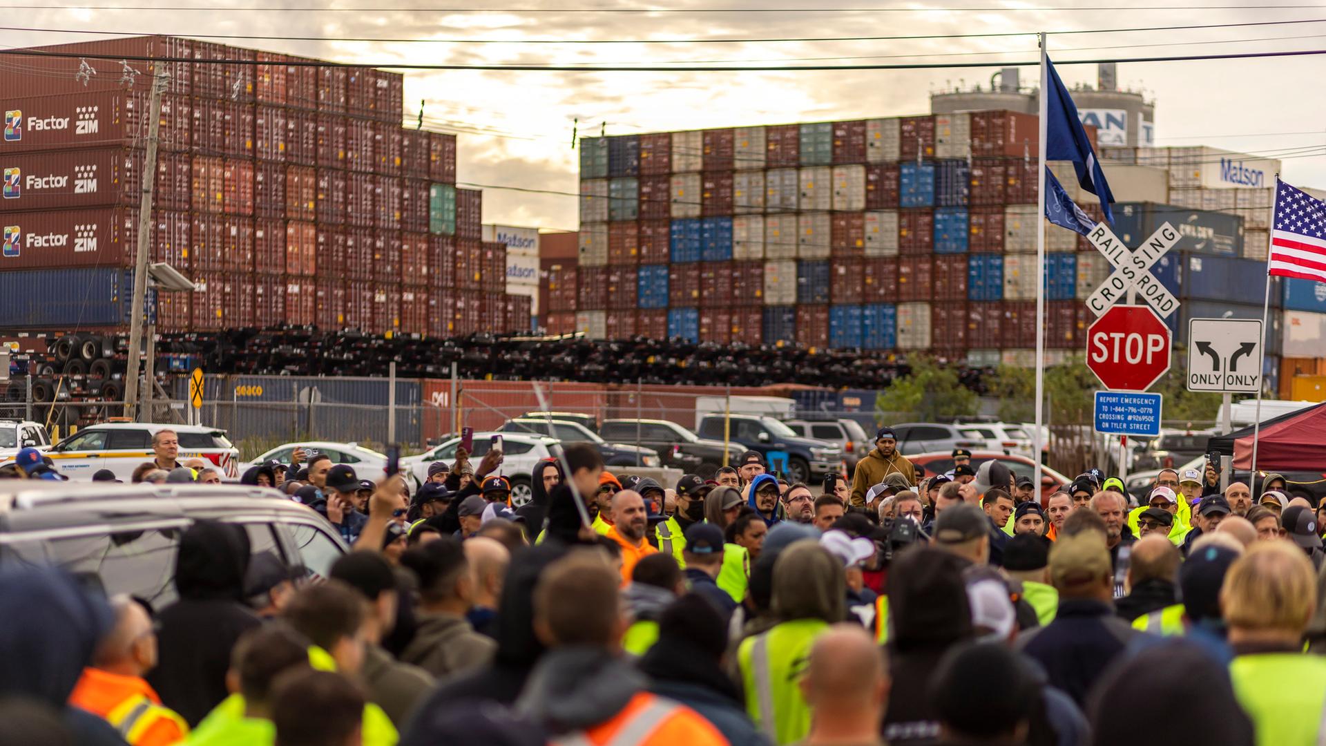 USA, Bayonne: Arbeiter nehmen an einem Hafenstreik im Port Newark teil. 