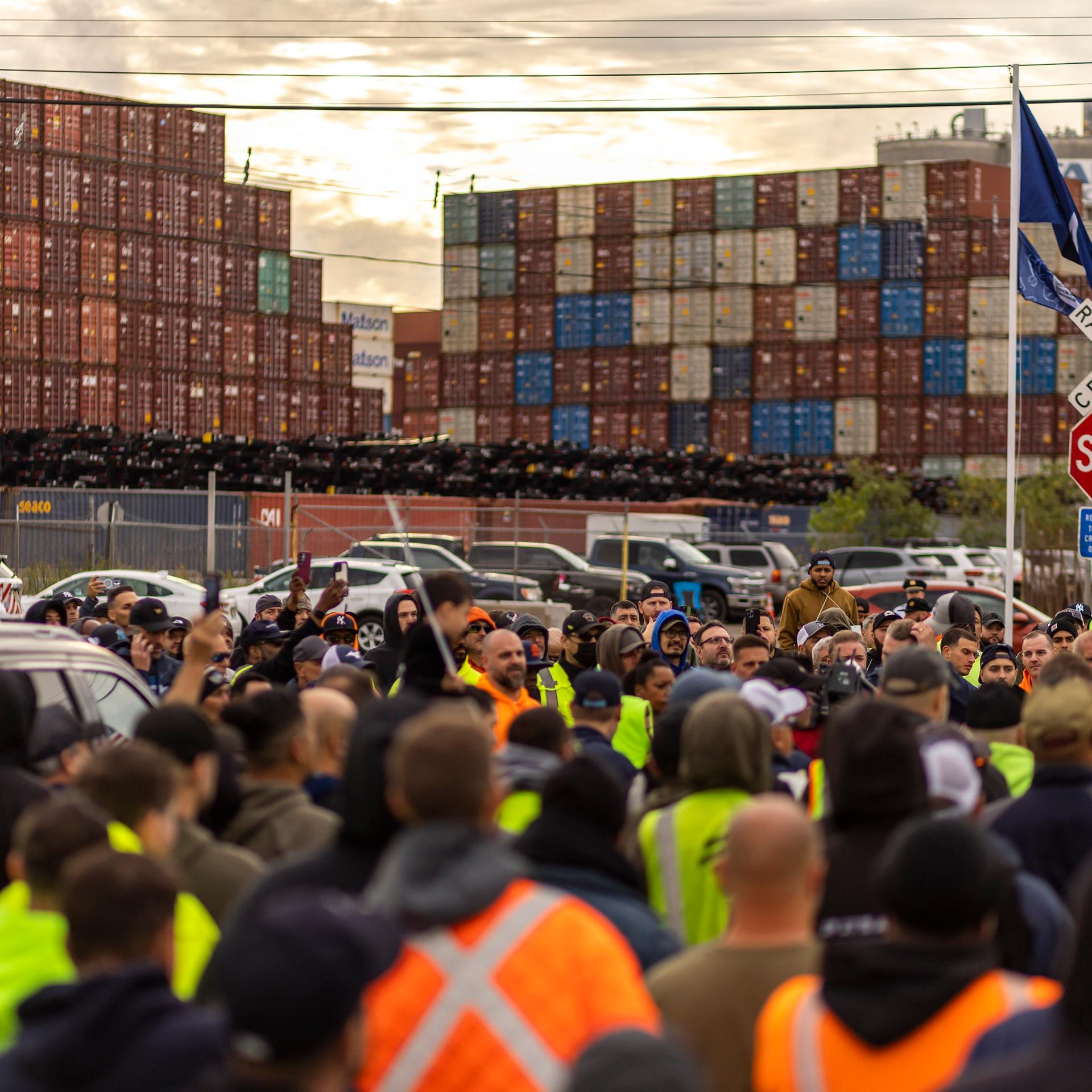 USA, Bayonne: Arbeiter nehmen an einem Hafenstreik im Port Newark teil. 