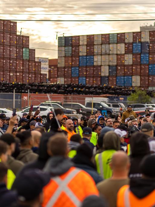 USA, Bayonne: Arbeiter nehmen an einem Hafenstreik im Port Newark teil. 