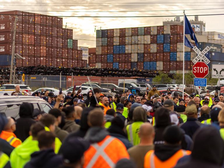 USA, Bayonne: Arbeiter nehmen an einem Hafenstreik im Port Newark teil. 