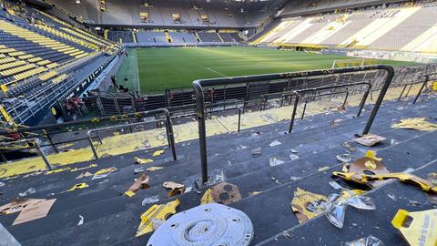 Eine Nachbildung der Meisterschale liegt weit nach Abpfiff der Partie zwischen Borussia Dortmund und dem FSV Mainz 05 auf der Dortmunder Südtribüne.