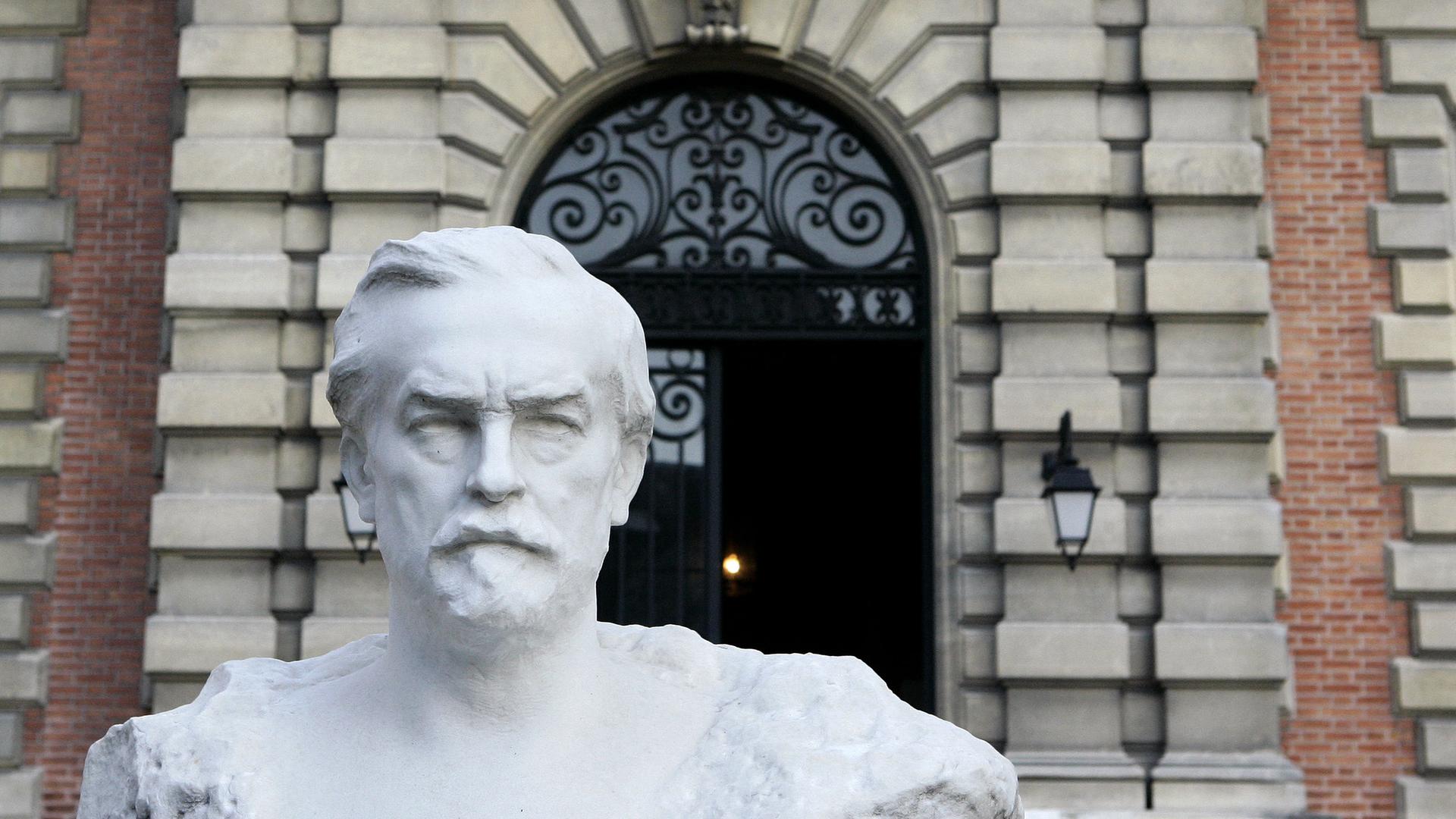Eine Statue von Louis Pasteur