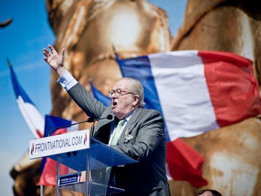 Jean-Marie Le Pen, der Vorsitzende des französischen Front National, bei einer Kundgebung seiner Partei 2012