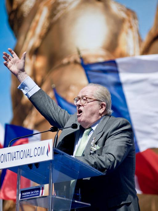 Jean-Marie Le Pen, der Vorsitzende des französischen Front National, bei einer Kundgebung seiner Partei 2012
