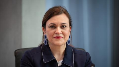 Franziska Hoppermann (CDU) schaut in die Kamera. 