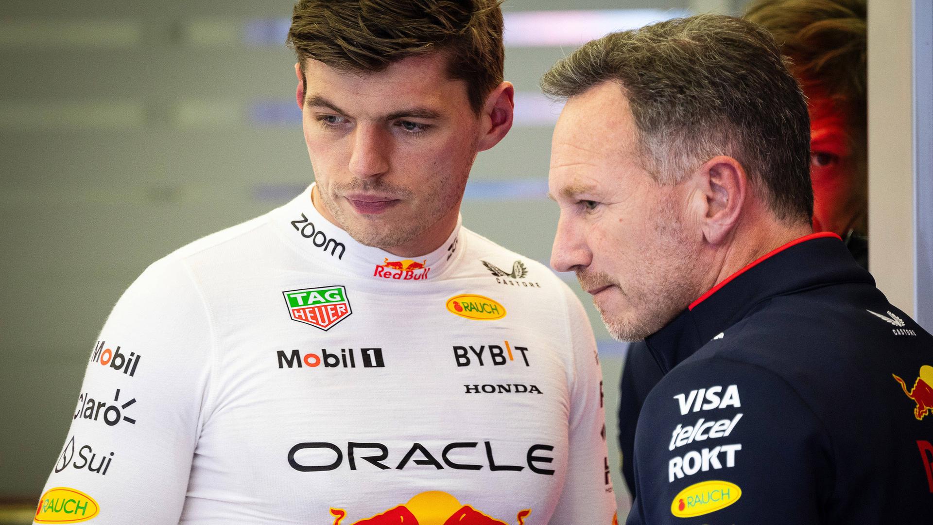 Max Verstappen (l.) im Gespräch mit Red-Bull-Teamchef Christian Horner.