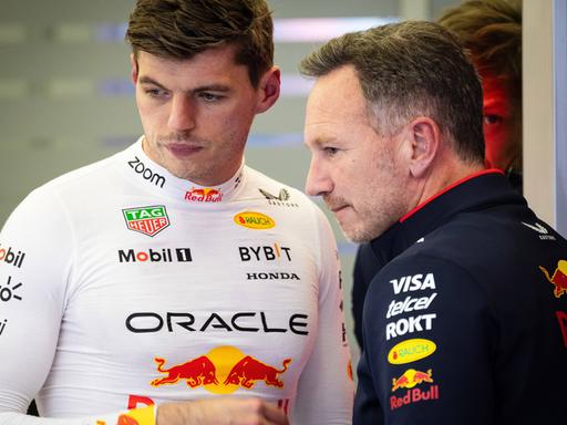 Max Verstappen (l.) im Gespräch mit Red-Bull-Teamchef Christian Horner.