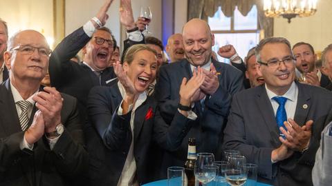 Robert Lambrou (2.v.r), Co-Landesvorsitzender der AfD Hessen, und Bundessprecherin Alice Weidel jubeln über die erste Prognose bei der Landtagswahl in Hessen.