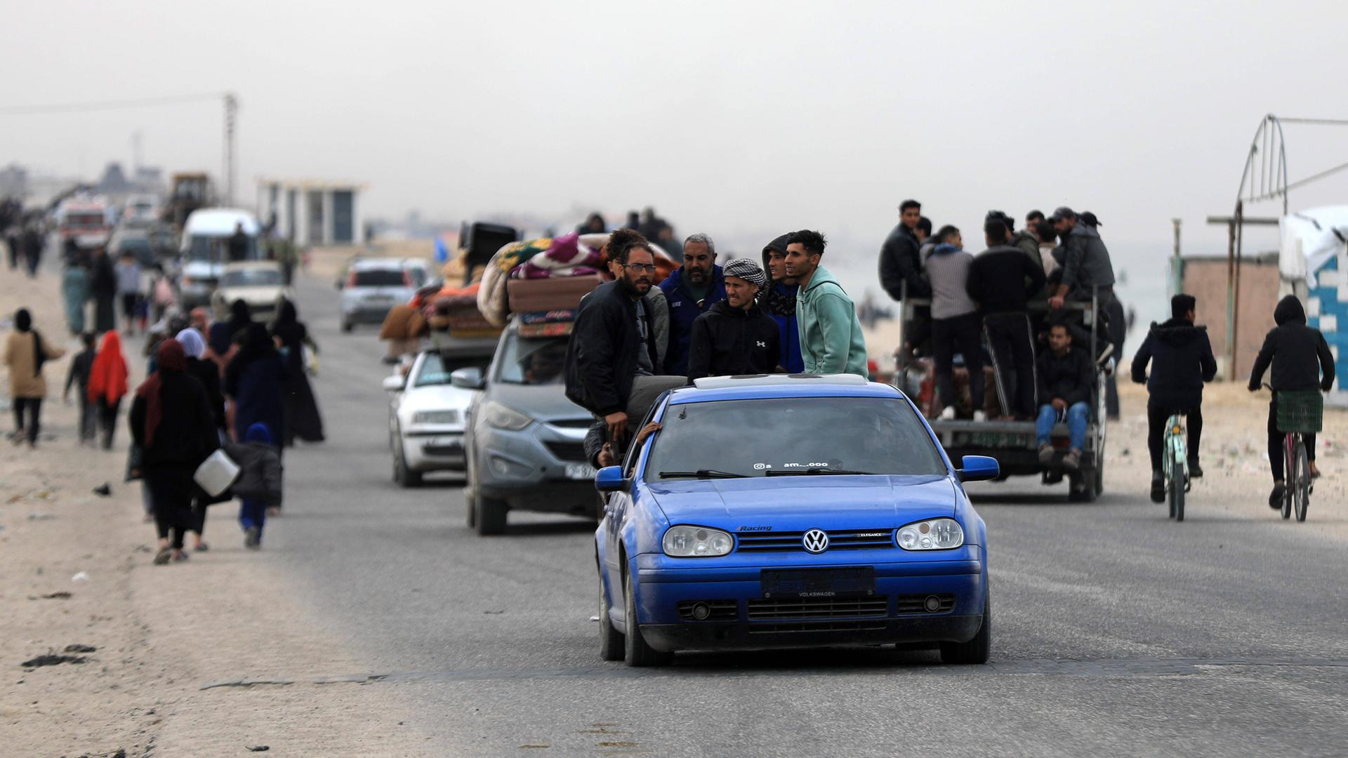 Menschen fliehen aus der Stadt Rafah zu Fuß und im Auto.