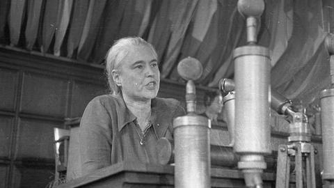 Schwarz-Weiß-Fotografie von Anna Seghers während einer Rede in polnischen Breslau im Jahr 1948. 
