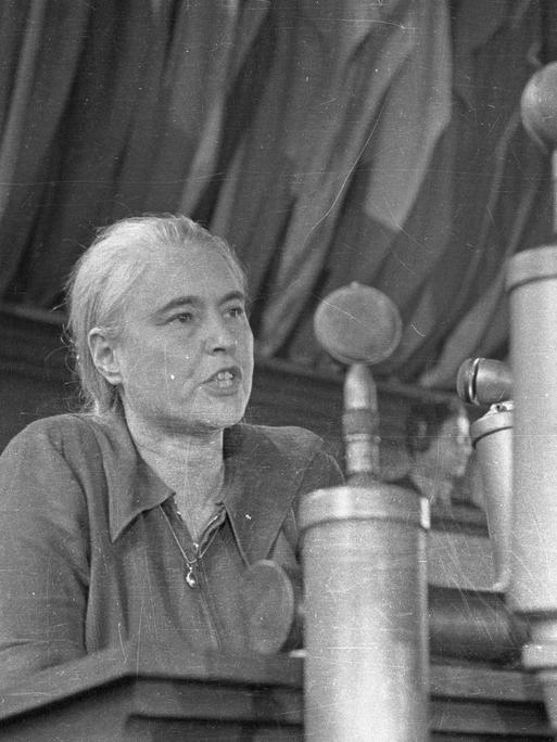 Schwarz-Weiß-Fotografie von Anna Seghers während einer Rede in polnischen Breslau im Jahr 1948. 