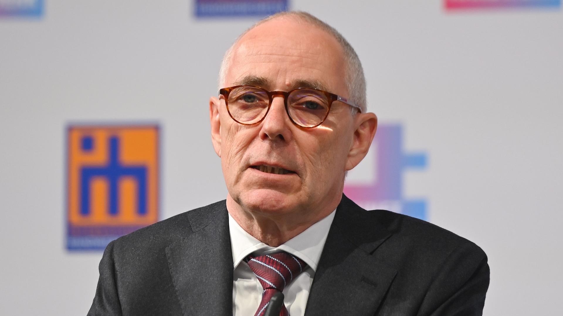 Peter Adrian, DIHK-Präsident, schaut ernst. 