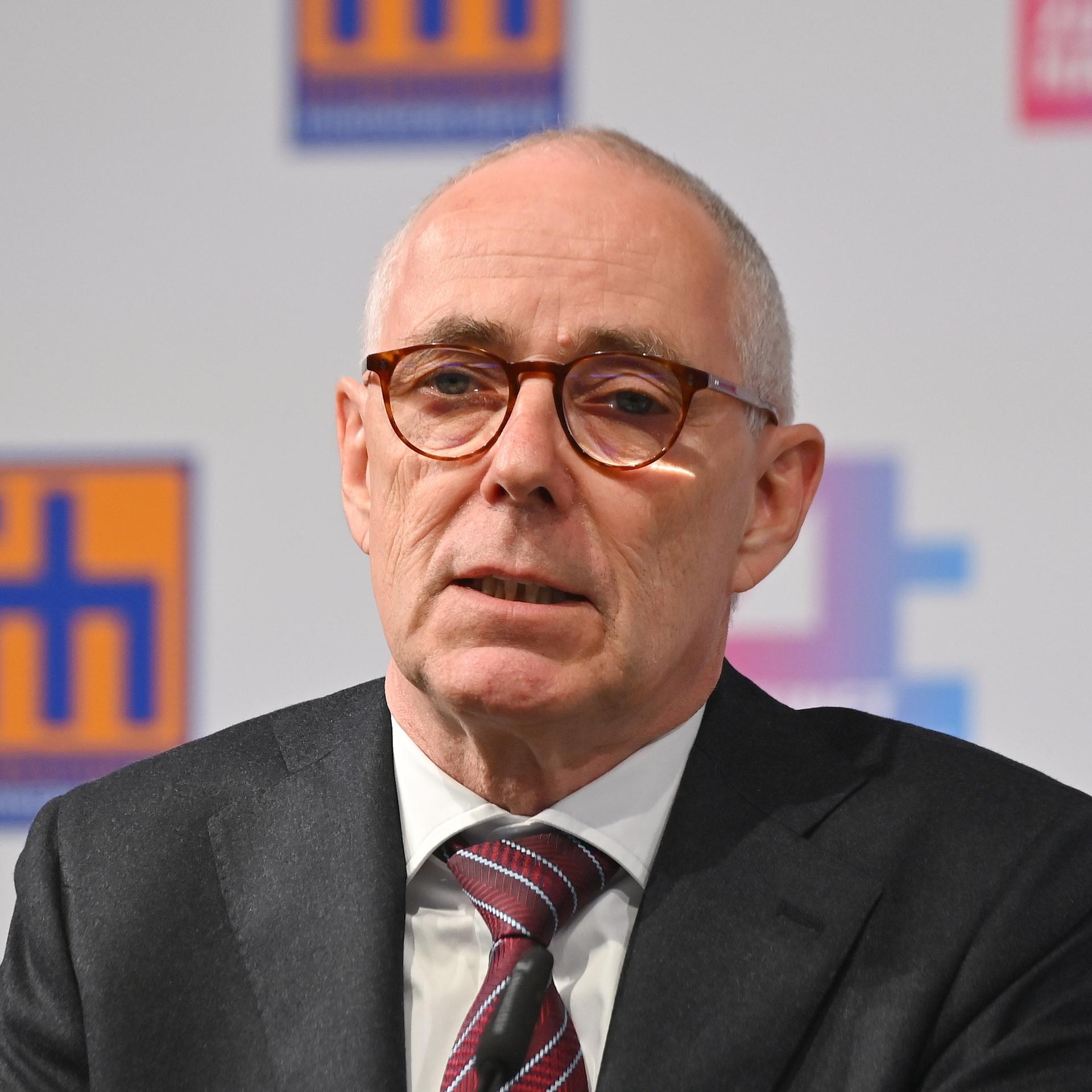 Peter Adrian, DIHK-Präsident, schaut ernst. 