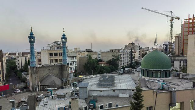 Man sieht Rauch von Raketeneinschlägen über Teheran aufsteigen.