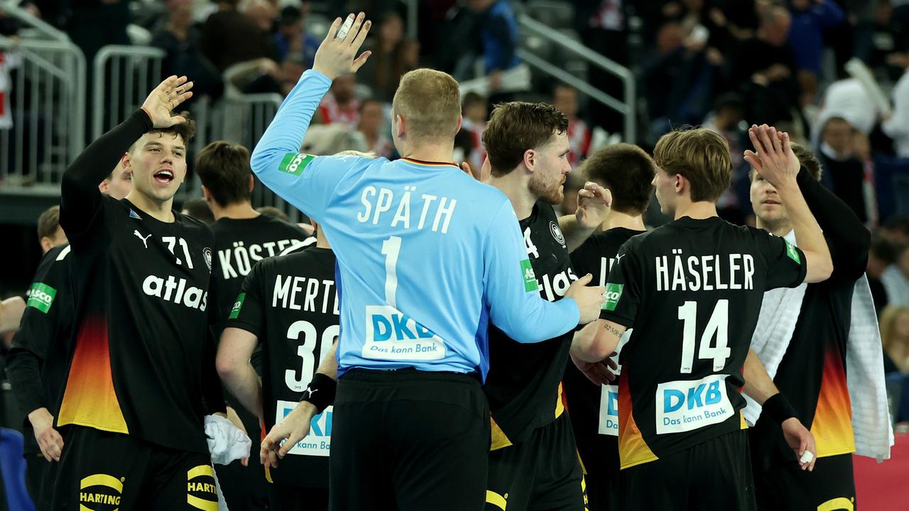 Die deutsche Mannschaft feiert nach dem gewonnenen Testspiel.